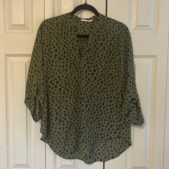 Lush Warren Split Neck Blouse green leopard print size medium - Picture 2 of 6
